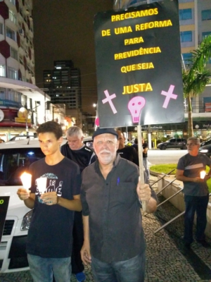 30/04/2019 - SINTAPI-CUT participa de marcha fúnebre contra reforma da Previdência em Santos
