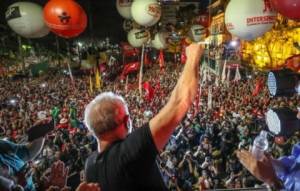 Em ato histórico, Lula avisa: “esperem, nós vamos voltar”