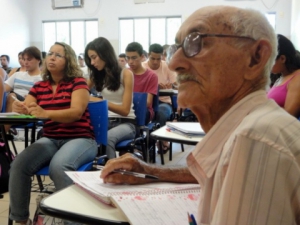 Comissão aprova reserva de vagas ociosas para idosos em universidades