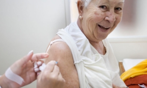 Médicos reforçam vacina para idosos