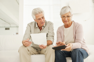 Estudos apontam endividamento de idosos e empobrecimento de mulheres mais velhas