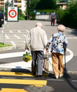 97,8% dos idosos não conseguem atravessar a rua no tempo dos semáforos