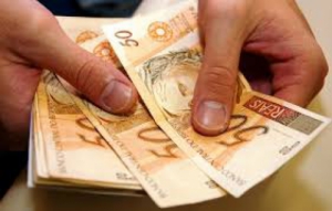 Governo prevê salário mínimo de R$ 979 em 2018