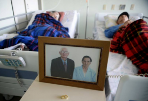 Hospital mantém casal de idosos no mesmo quarto