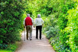 Andar ajudaria os idosos a viver mais