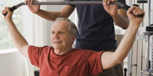 Fazer exercícios de manhã pode “afiar” a mente de idosos