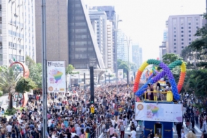 Parada LGBT defende eleições diretas e exige mudanças no Congresso